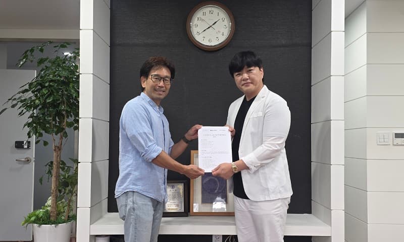 ㈜교육의시선(M티처스)이 SNU AI Mathematics Lab·㈜에이치머신즈와 수학 필기 인식 AI 공동 개발 업무협약을 체결하는 모습